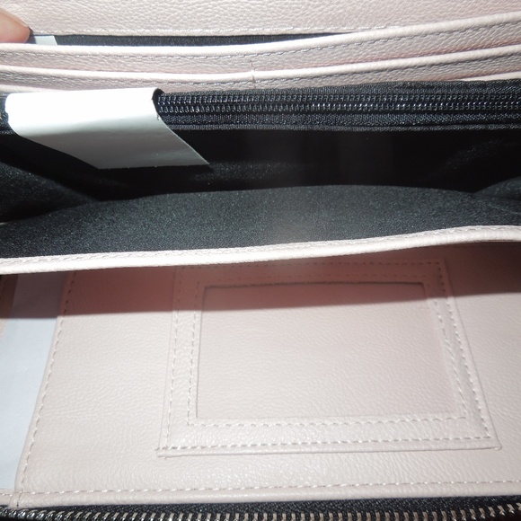 SOLD Betsey Johnson Zip Around Black Bow Wristlet - Picture 4 of 5